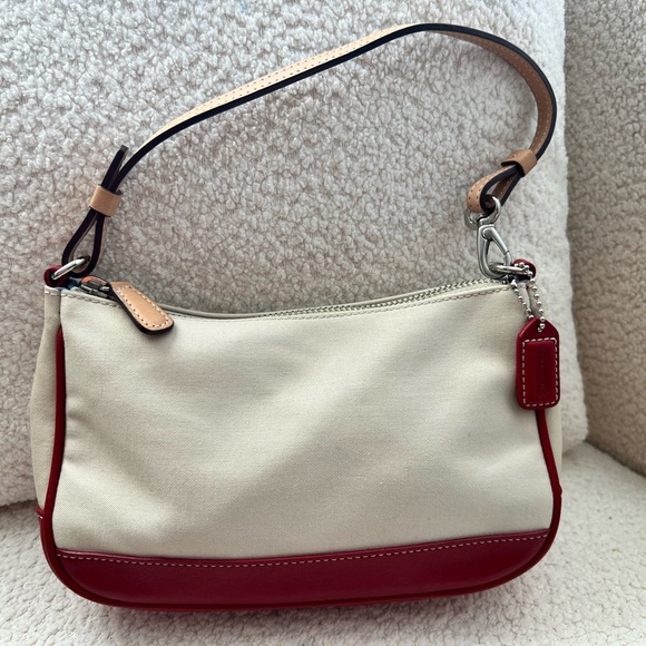 Coach Handbags - Vintage Coach Hamptons Collection 7748 Demi Baguette Y2K Shoulder Bag